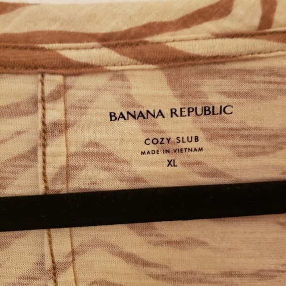 Banana Republic Relaxed Fit Long Sleeve Carmel/Tan Zebra Print T, size XL NWT - Picture 5 of 6
